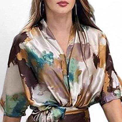 Elegante abito a portafoglio da donna in raso con stampa astratta