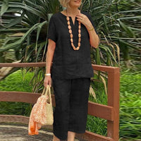 Completo a due pezzi: camicia a maniche corte e pantaloni con elastico in vita, ampi e comodi.