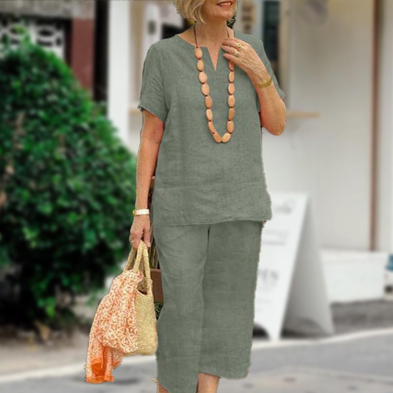 Completo a due pezzi: camicia a maniche corte e pantaloni con elastico in vita, ampi e comodi.