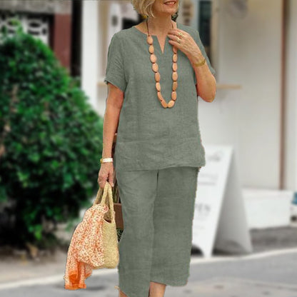 Completo a due pezzi: camicia a maniche corte e pantaloni con elastico in vita, ampi e comodi.