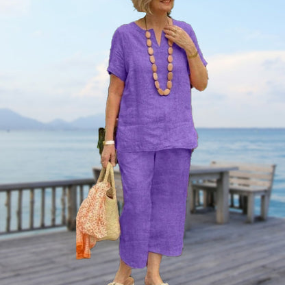 Completo a due pezzi: camicia a maniche corte e pantaloni con elastico in vita, ampi e comodi.
