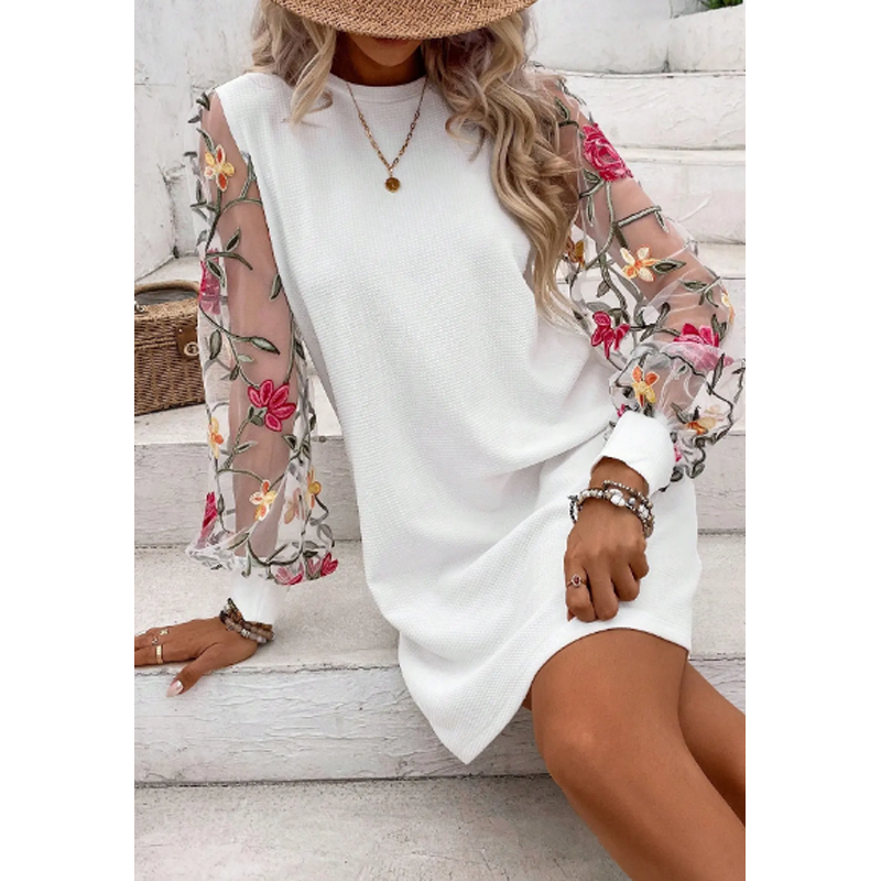 Abito estivo a vita alta, maniche corte, girocollo, motivo floreale