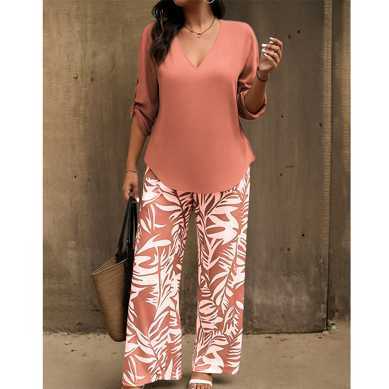 Set composto da camicetta con scollo a V e pantaloni a zampa stampati