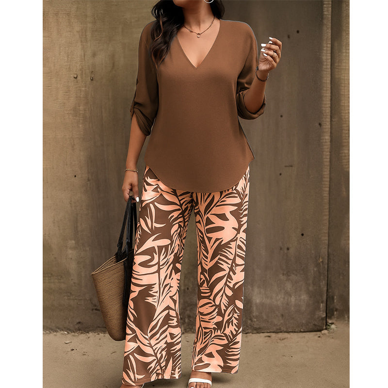 Set composto da camicetta con scollo a V e pantaloni a zampa stampati