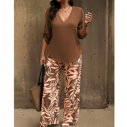 Set composto da camicetta con scollo a V e pantaloni a zampa stampati