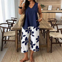 ✨ Completo da donna composto da top asimmetrico e pantaloni capri con fantasia floreale: versatile, colorato e comodo 🌺